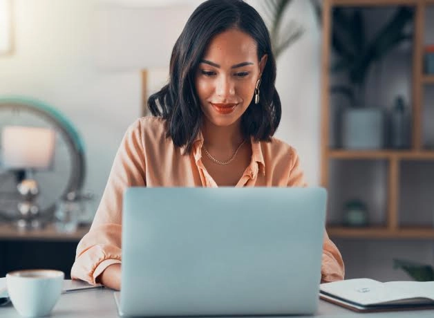 ¿Por qué es importante estudiar un posgrado y especializarse? Mujer estudiando en su portátil