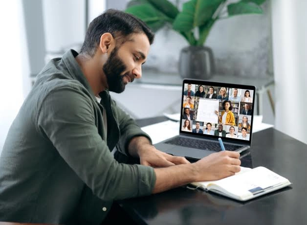 Educación a distancia Persona en clase virtual