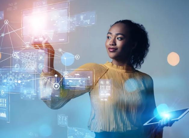 Las ingenierías relacionadas con tecnología más demandadas en Perú Mujer explorando la tecnología