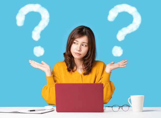 Mujer con signos de interrogación