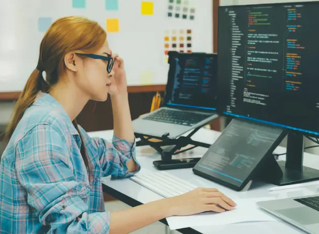 ¿Por qué estudiar ingeniería de sistemas a distancia es una gran decisión? Mujer estudiando en su computador
