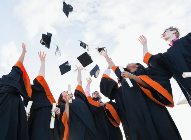 Programa de titulación en 5 meses de la UCV Estudiantes graduándose