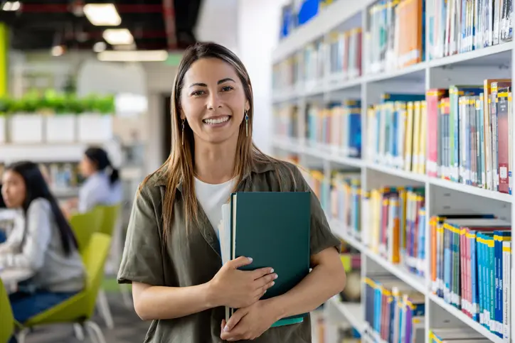 Estudiante adulta en la biblioteca