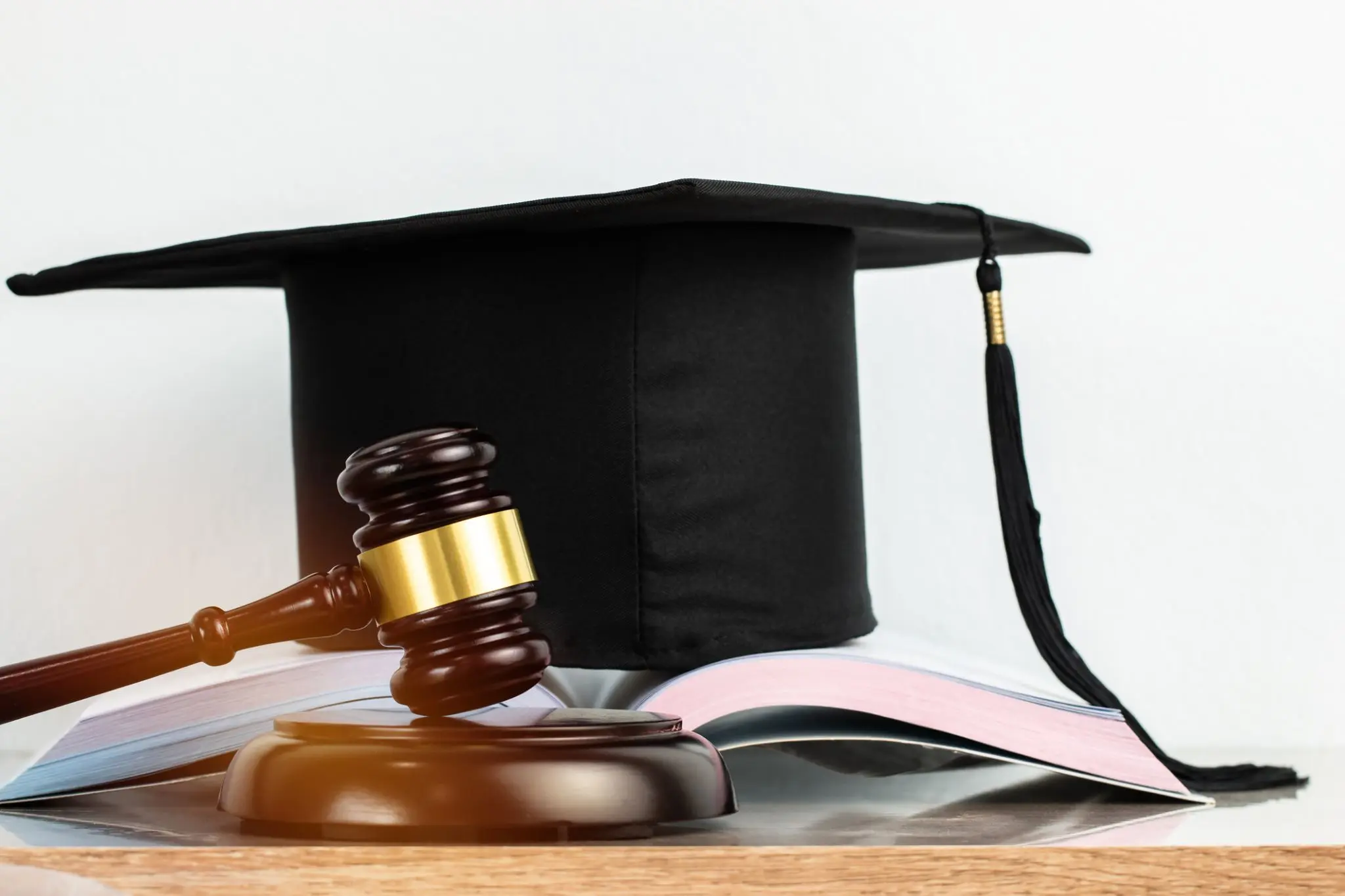 ¿Cuántos años dura la carrera de Derecho en Perú?