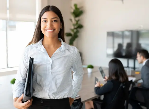 Gestión Pública a distancia Mujer estudiando una maestría