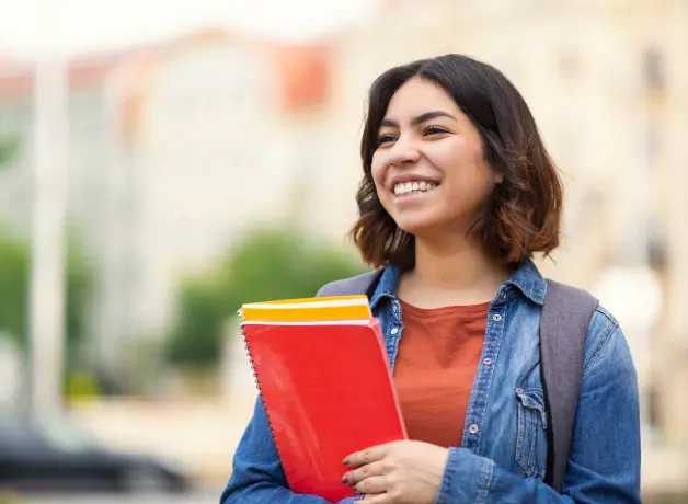 ¿Qué es el programa ALFA de la UCV? Mujer estudiante universitaria