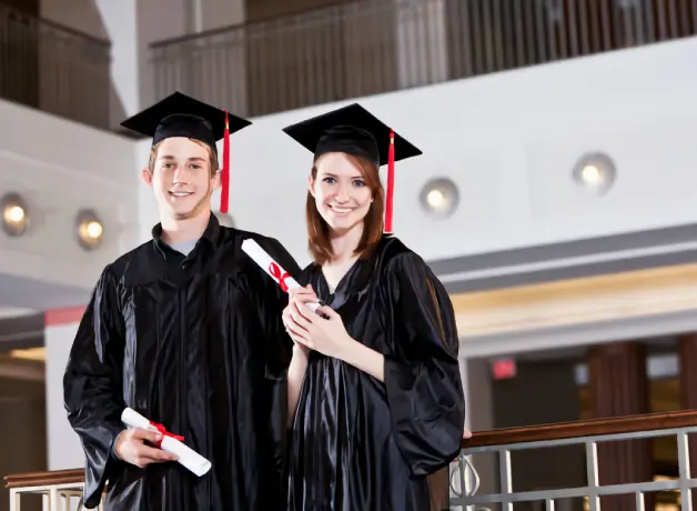 Doble titulación en la Universidad César Vallejo Jóvenes graduándose de la Universidad