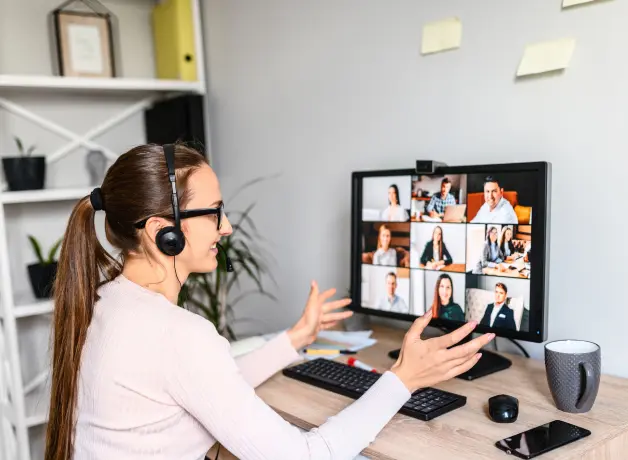 ¿Qué es el programa SUBE de la UCV? Mujer en una reunión virtual