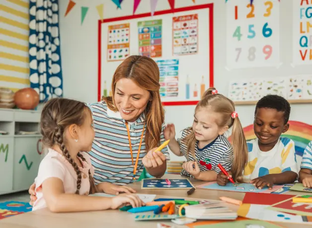 Docente en clase con niños