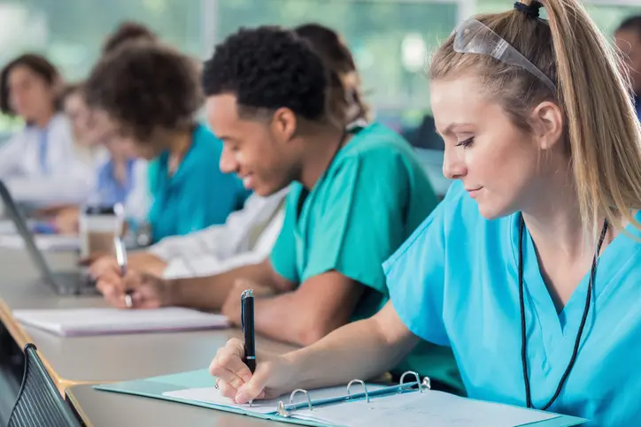 ¿Cómo reforzar tu perfil profesional en enfermería con estudios de posgrado?