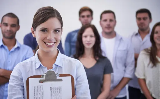 Grupo de profesionales trabajando en una entidad pública