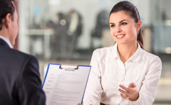 Entrevista de trabajo entre una candidata y un reclutador