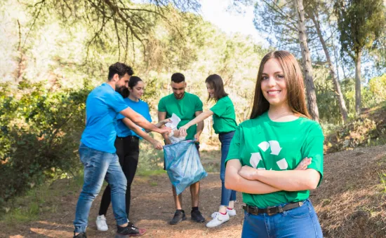 Personas recogiendo basura en la naturaleza