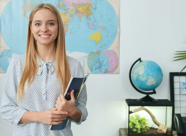 Estudiante con herramientas geográficas