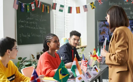 ¿Cómo la formación en idiomas aporta al desarrollo profesional? Estudiantes en clase