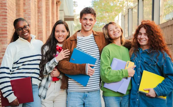 Cómo Alfa SUBE te prepara antes de iniciar tu carrera universitaria Estudiantes preparándose para la vida universitaria con Alfa SUBE