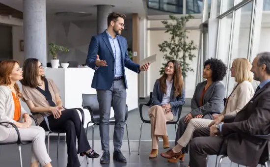 Sociología organizacional Personas en una reunión presencial