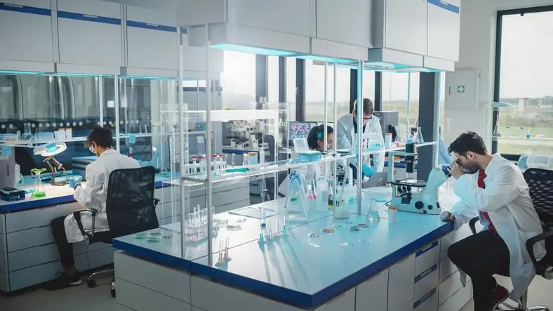 Estudiantes en un laboratorio