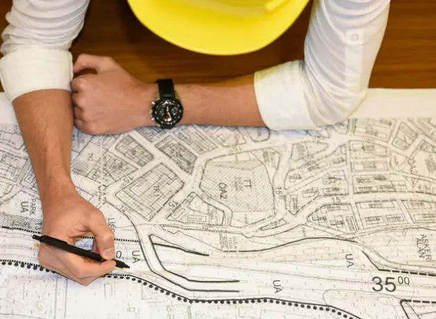 Ingeniero civil revisando planos