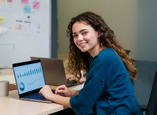 Profesional con Licenciatura en Marketing en línea desempeñando trabajos remotos