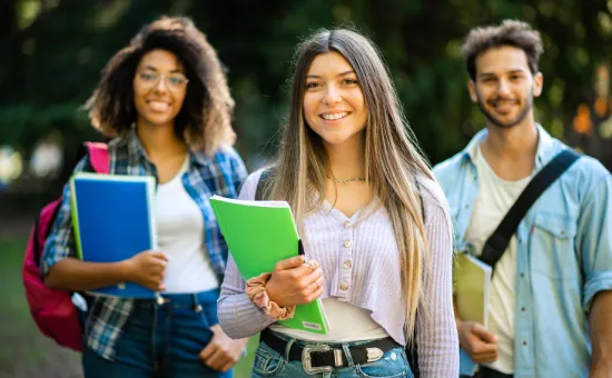 ¿Cómo funciona la convalidación de estudios para continuar tu formación profesional? Estudiantes en el campus