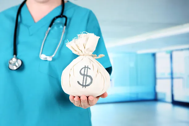 Personal sanitario sosteniendo una bolsa con símbolo de dólar