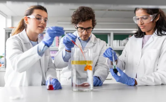 Estudiantes universitarios trabajando en un laboratorio de ciencias