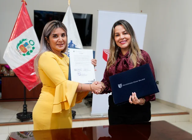 UCV entrega equipos a EsSalud UCV entrega equipos a EsSalud