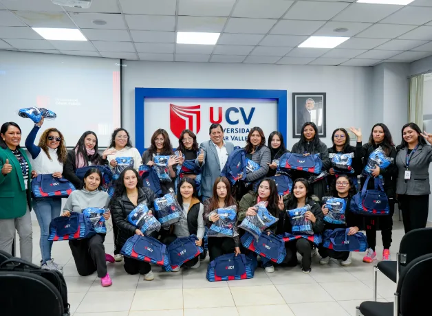 huaraz-ucv-entrega-buzos-a-deportistas-y-elenco-de-danzas huaraz-ucv-entrega-buzos-a-deportistas-y-elenco-de-danzas