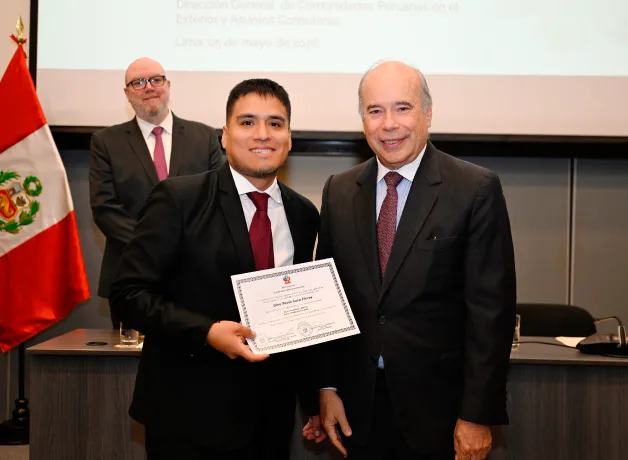 vallejiano-obtiene-acreditacion-de-la-cancilleria